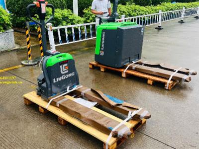 So sánh giữa xe nâng dắt tay cơ và xe nâng dắt tay điện