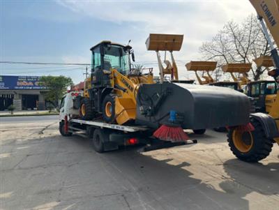  Máy xúc lật quét rác, Máy xúc lật Lehman zl930B trang bị đầu quét rác phục vụ công ty môi trường.