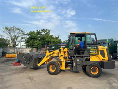 Máy xúc lật Lehman ZL 930 trang bị bộ quét rác.